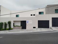 Venta de Hermosa Residencia en Cumbres 4to Sector.