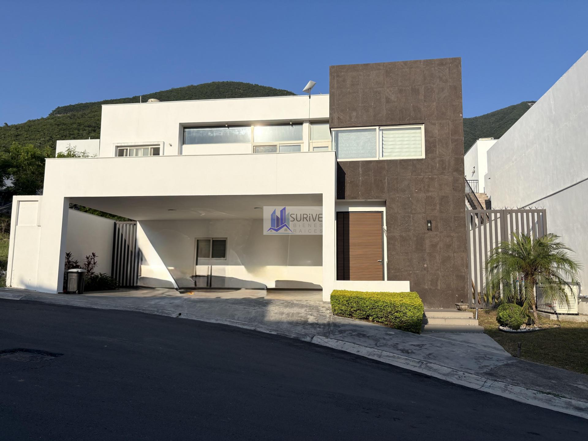 Renta casa Laderas
