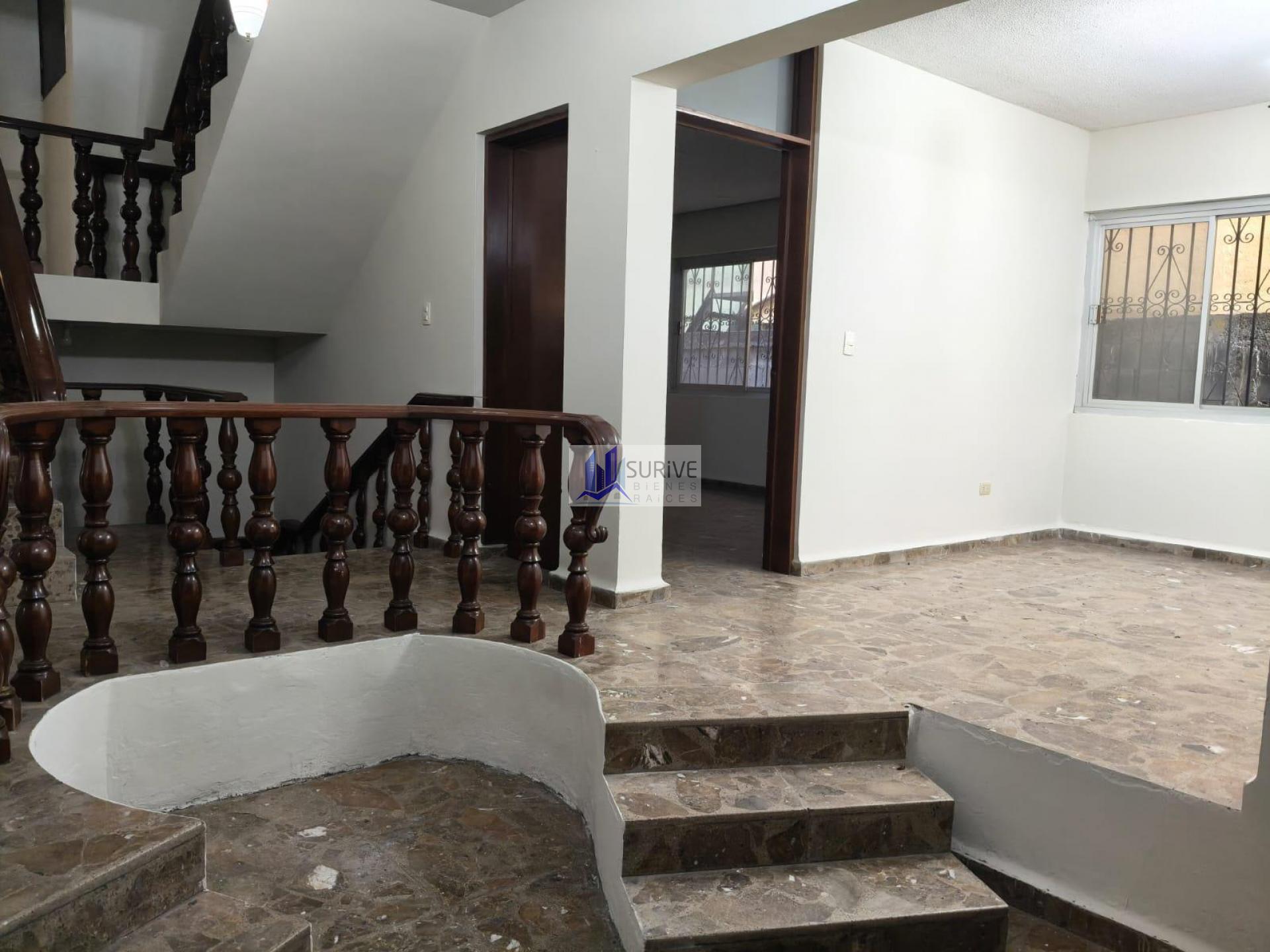 Renta de Amplia Casa Comercial en Col. Linda Vista, Guadalupe