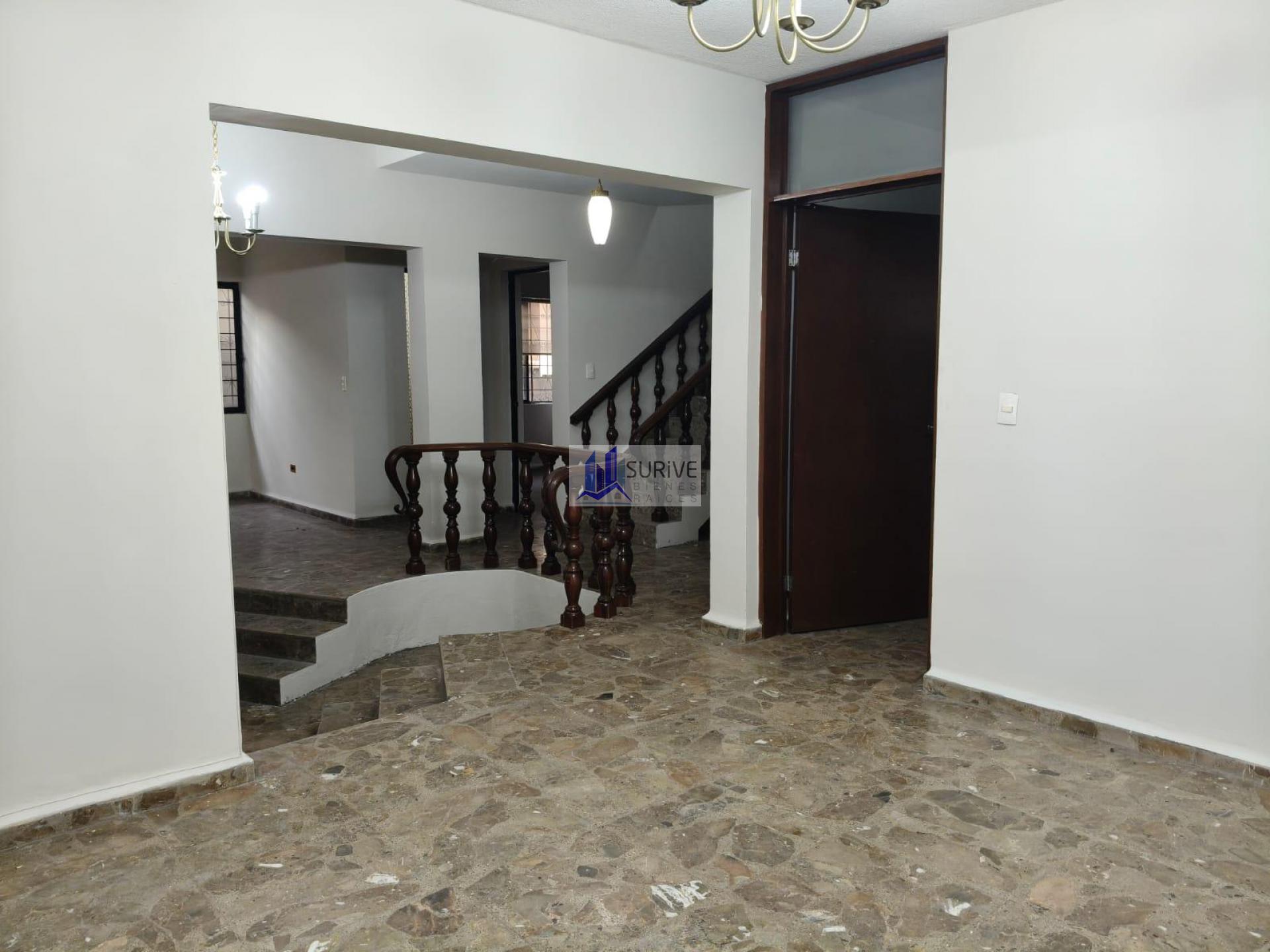 Renta de Amplia Casa Comercial en Col. Linda Vista, Guadalupe
