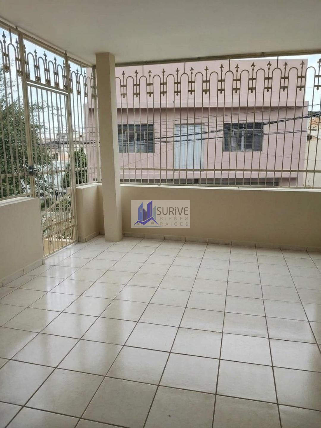 Renta de amplias oficinas en planta alta.