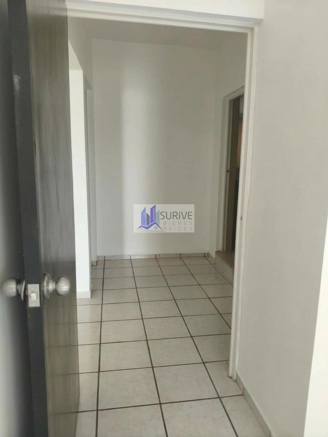 Renta de amplias oficinas en planta alta.
