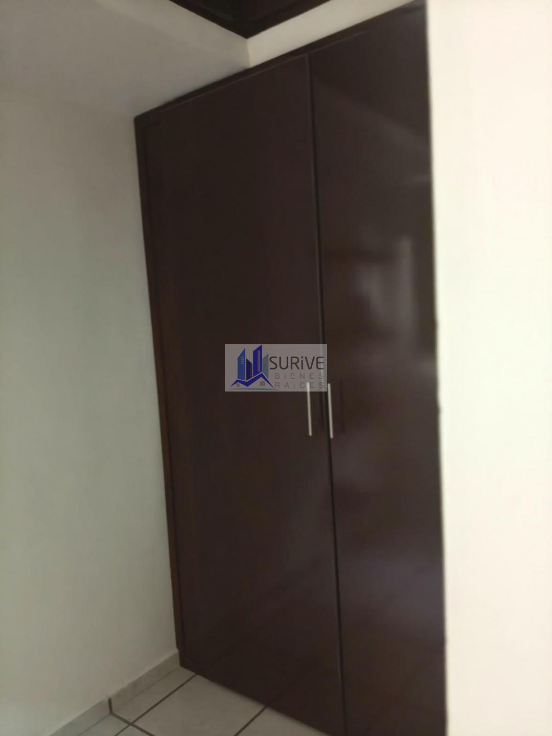 Renta de amplias oficinas en planta alta.