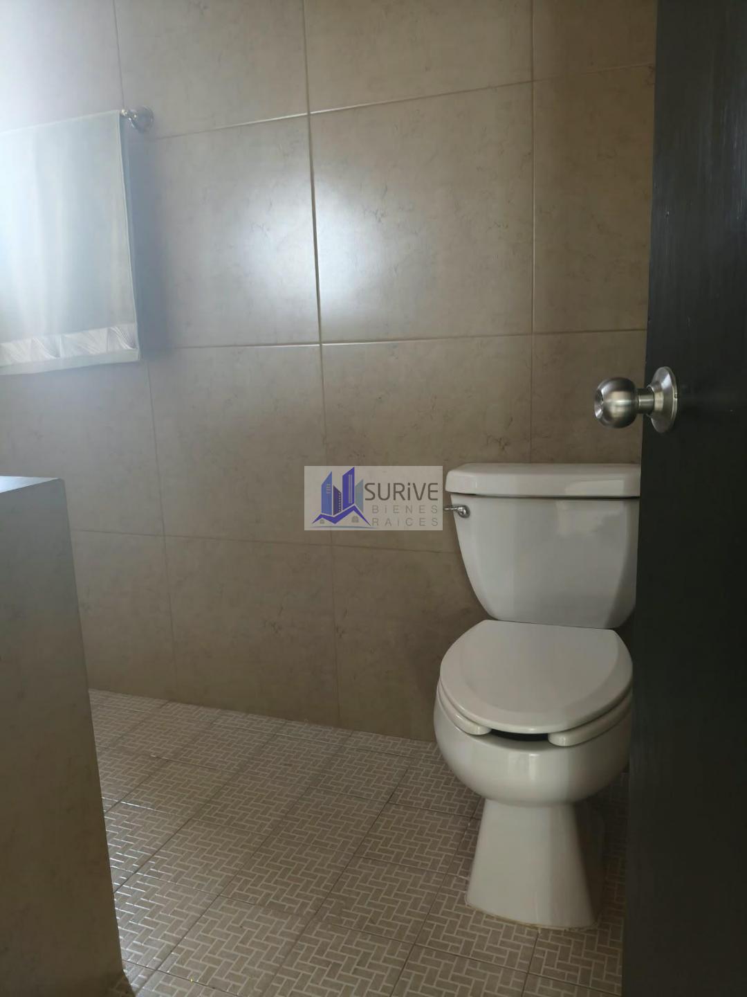 Renta de amplias oficinas en planta alta.